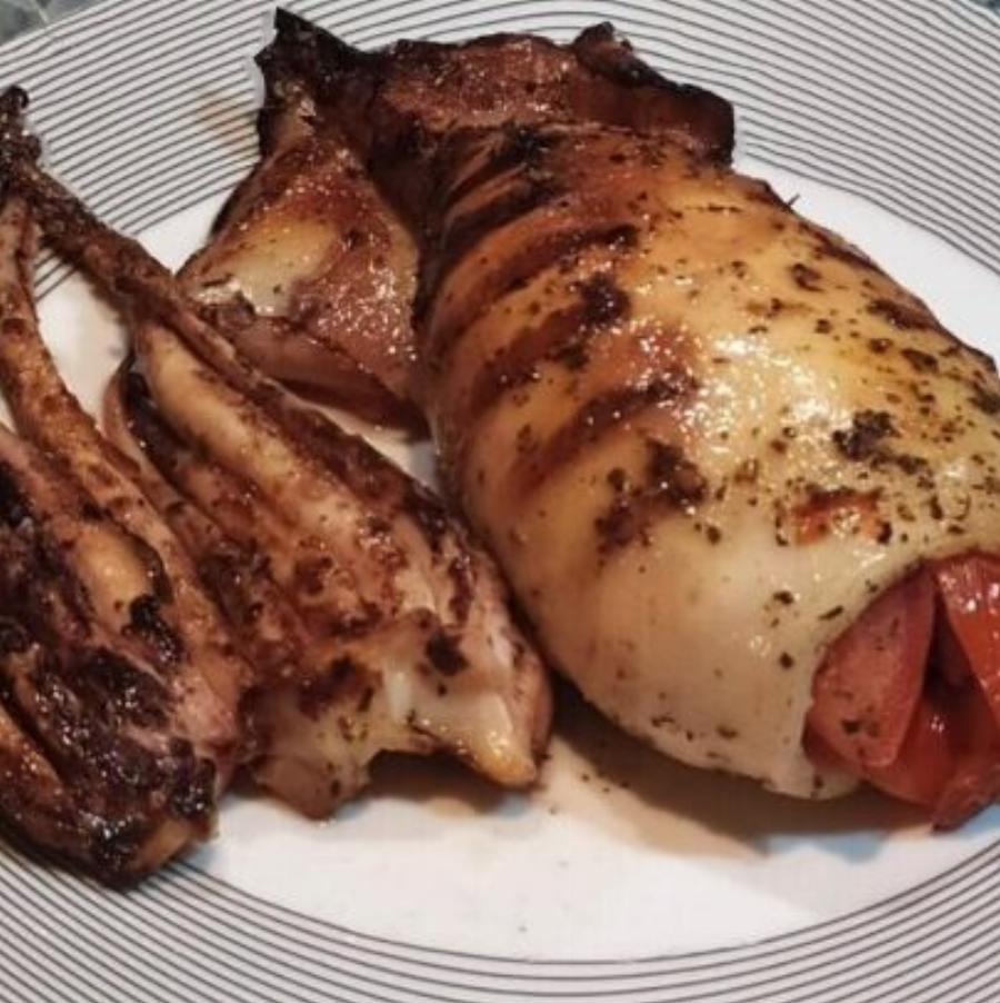 Θράψαλο στα κάρβουνα όπως το έφτιαχναν στα νησιά – Με μια γέμιση που απογειώνει τη γεύση