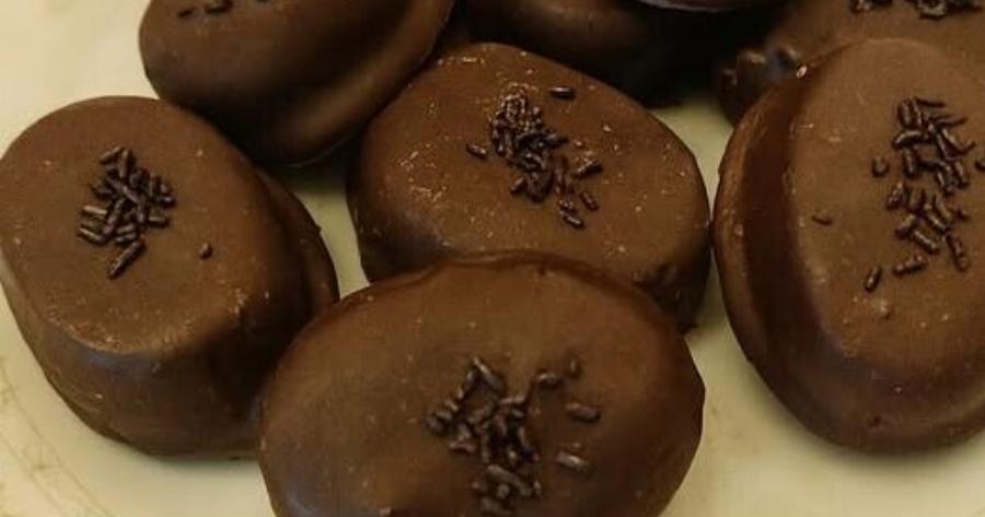 Καριόκες ψυγείου με πτι μπερ – Το γλυκό που δεν προλαβαίνει να μείνει