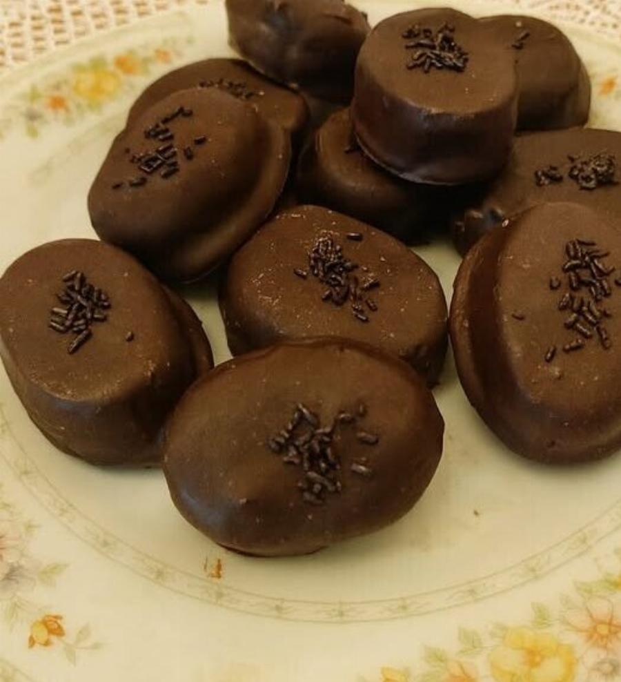 Καριόκες ψυγείου με πτι μπερ – Το γλυκό που δεν προλαβαίνει να μείνει