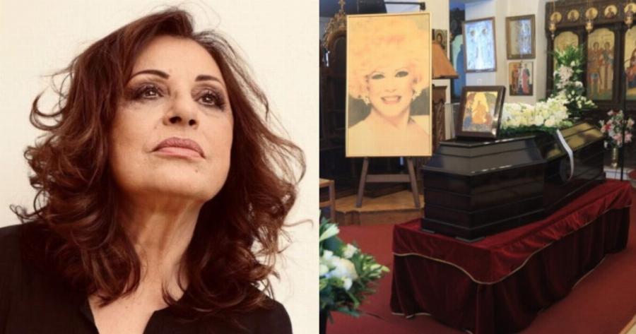 Κηδεία Καίτης Γκρέυ: Λύγισαν όλοι μόλις είδαν το στεφάνι που της έστειλε η Χάρις Αλεξίου – Έγραψε 3 λέξεις και συγκίνησε όλη την εκκλησία