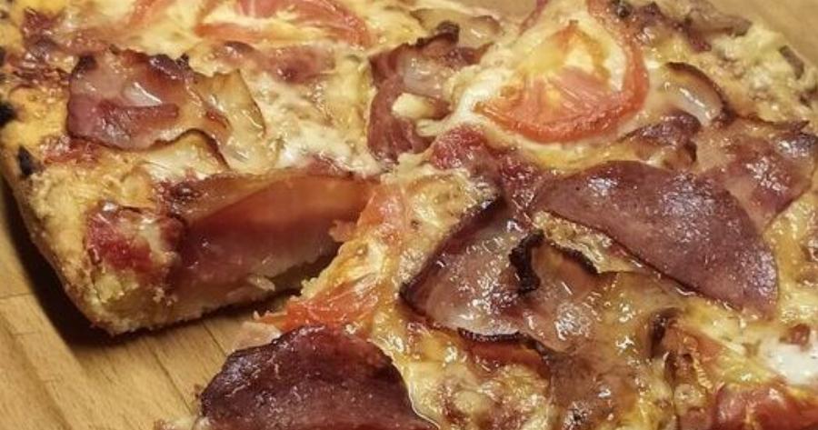 Σπιτική πίτσα με αφράτο ζυμάρι – Εύκολη συνταγή με απλά υλικά