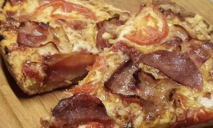 Σπιτική πίτσα με αφράτο ζυμάρι – Εύκολη συνταγή με απλά υλικά