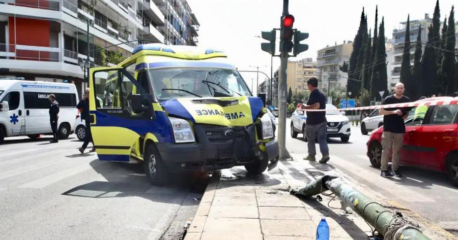 Ασθενοφόρο έπεσε σε κολώνα στο κέντρο της Αθήνας – Πλάκωσε 2 πεζούς