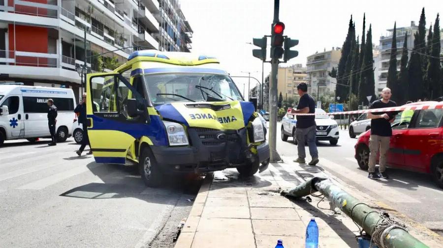 Ασθενοφόρο έπεσε σε κολώνα στο κέντρο της Αθήνας – Πλάκωσε 2 πεζούς