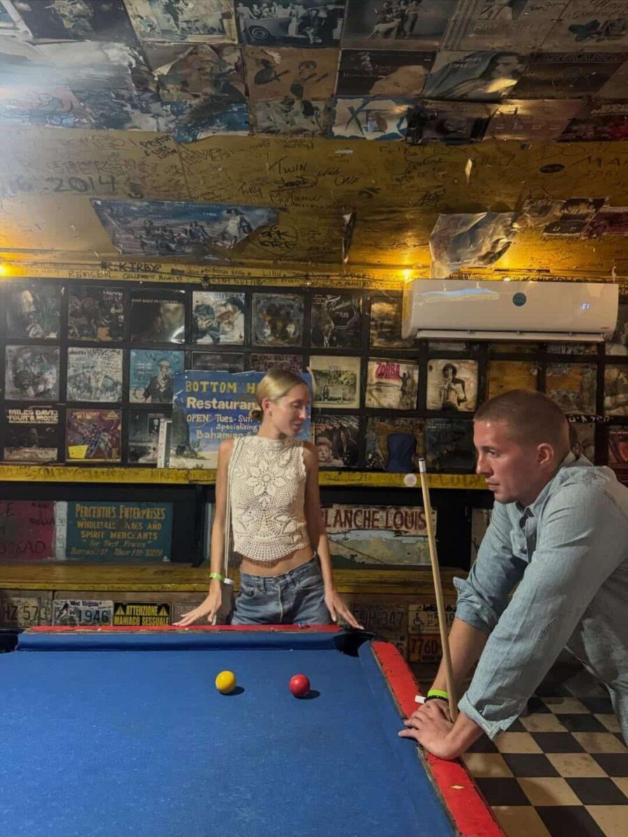 Η οικογένεια Ντε Γκρες στην πολυτελή κατοικία της στις Μπαχάμες – Με λευκό καφτάνι η Μαρί Σαντάλ