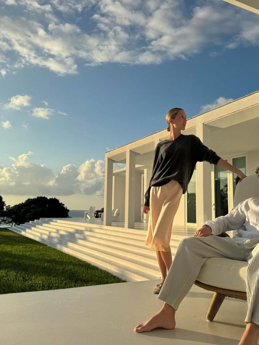 Η οικογένεια Ντε Γκρες στην πολυτελή κατοικία της στις Μπαχάμες – Με λευκό καφτάνι η Μαρί Σαντάλ