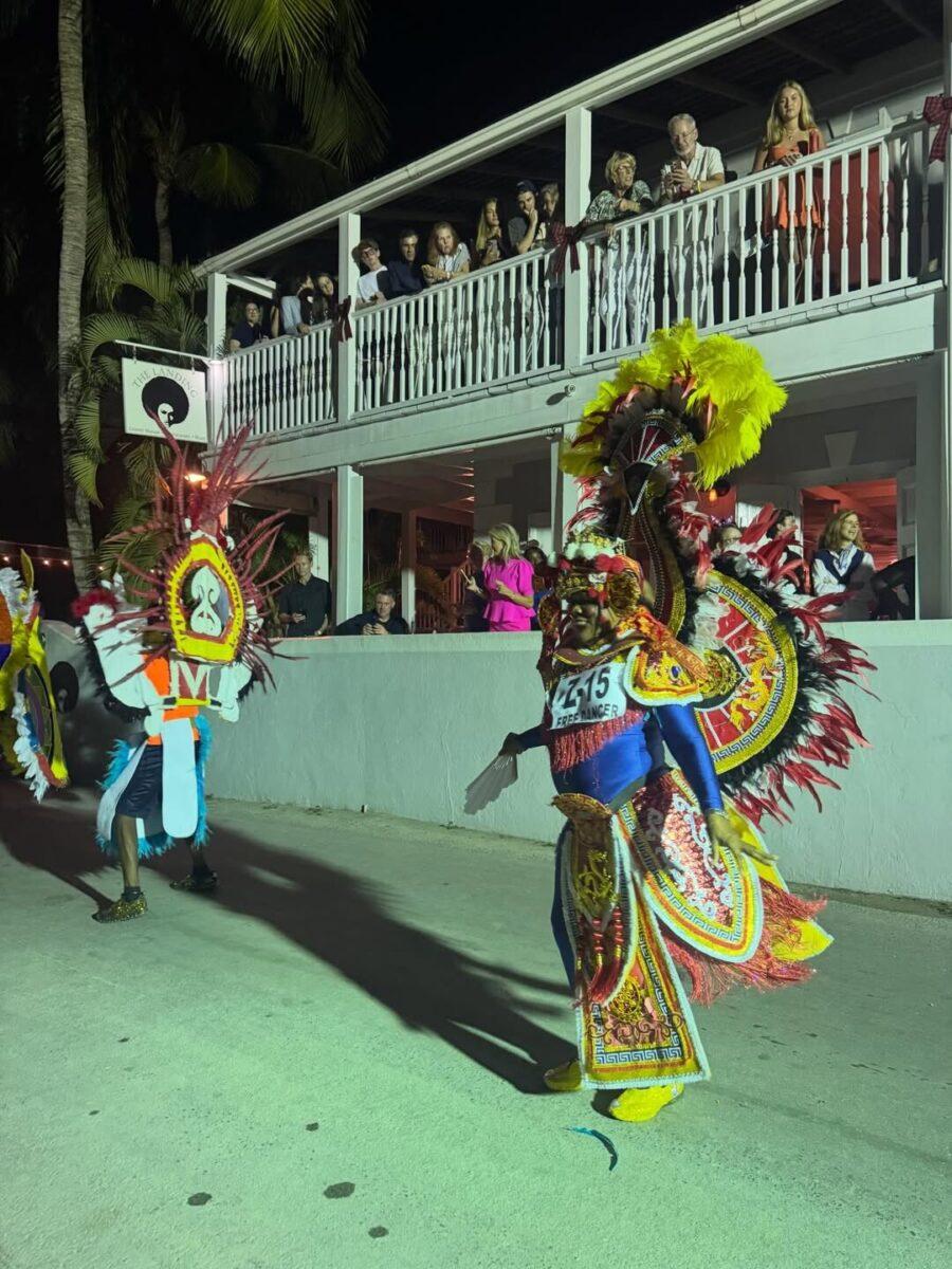 Η οικογένεια Ντε Γκρες στην πολυτελή κατοικία της στις Μπαχάμες – Με λευκό καφτάνι η Μαρί Σαντάλ