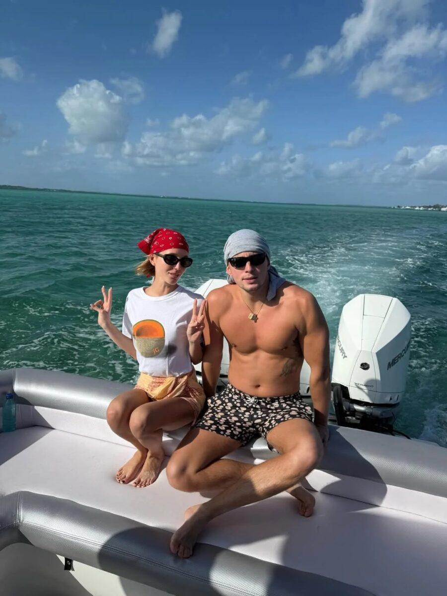 Η οικογένεια Ντε Γκρες στην πολυτελή κατοικία της στις Μπαχάμες – Με λευκό καφτάνι η Μαρί Σαντάλ