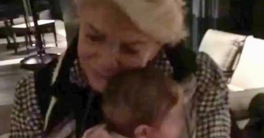 Μαρινέλλα: Το σπάνιο βίντεο όπου νανουρίζει την κόρη πασίγνωστης τραγουδίστριας