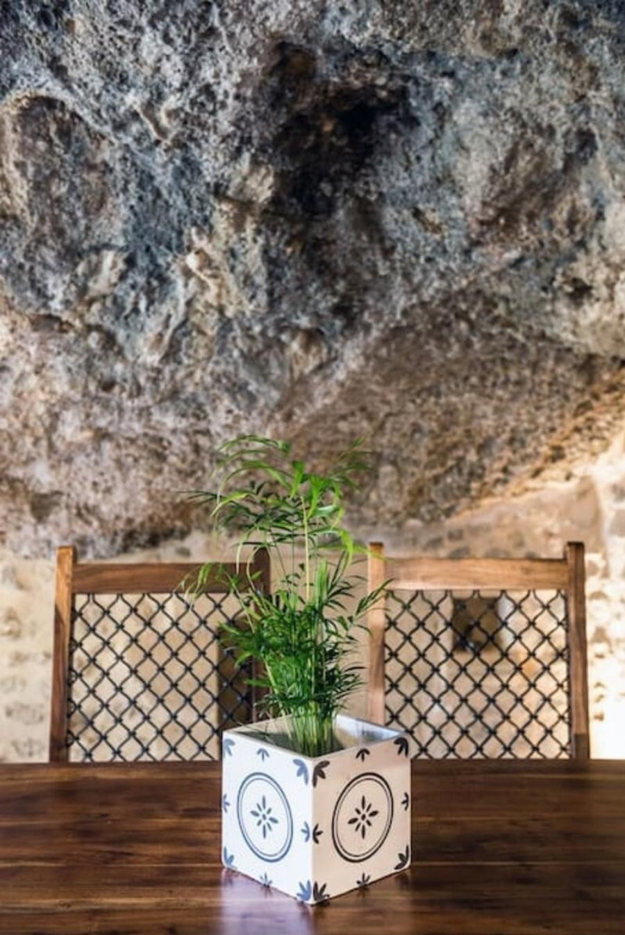 Ονειρεμένο σπίτι: Κρητικός αγοράζει σπηλιά μέσα σε βράχο, την μετατρέπει σε σπίτι και την νοικιάζει στο Airbnb 50 ευρώ το βράδυ