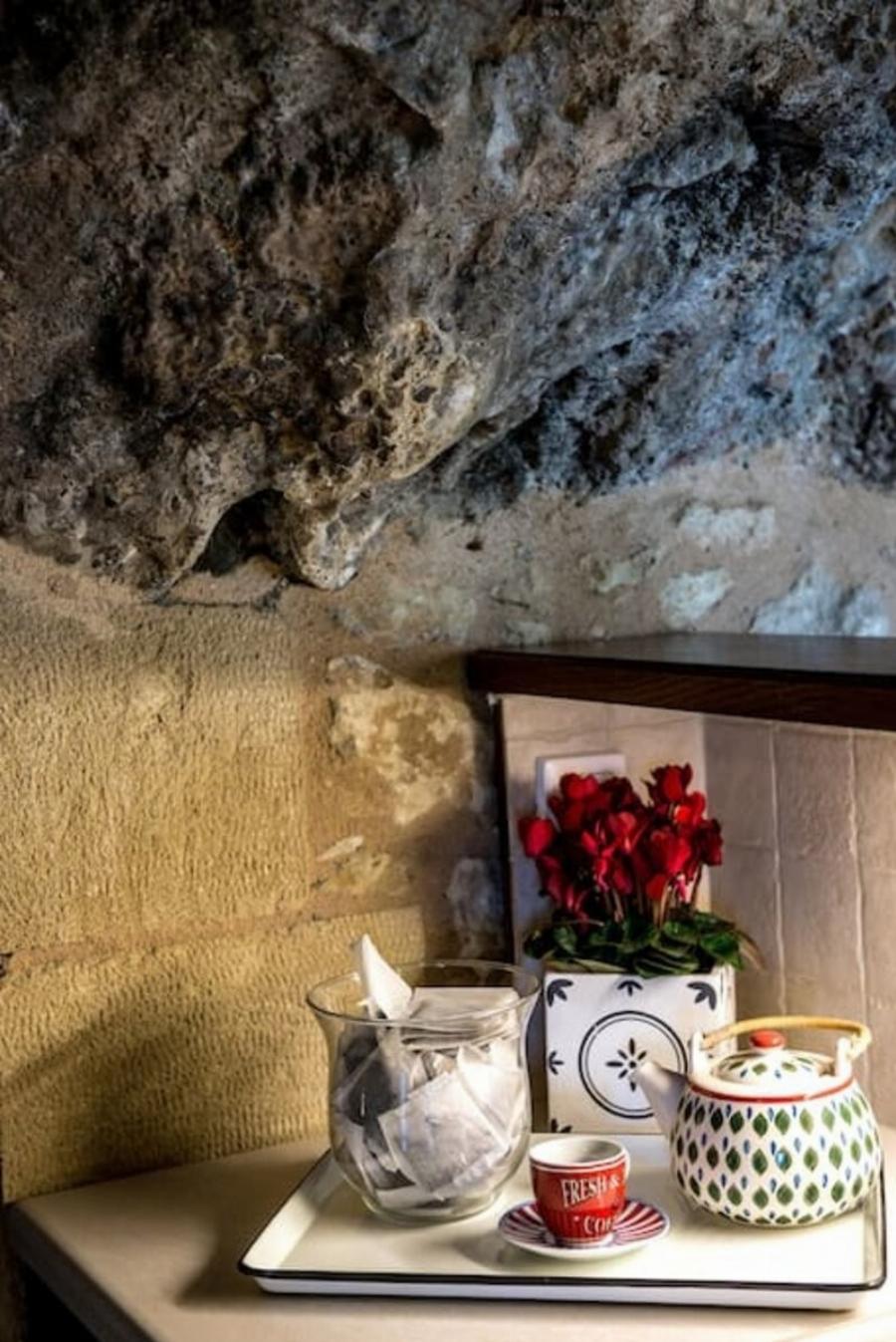 Ονειρεμένο σπίτι: Κρητικός αγοράζει σπηλιά μέσα σε βράχο, την μετατρέπει σε σπίτι και την νοικιάζει στο Airbnb 50 ευρώ το βράδυ