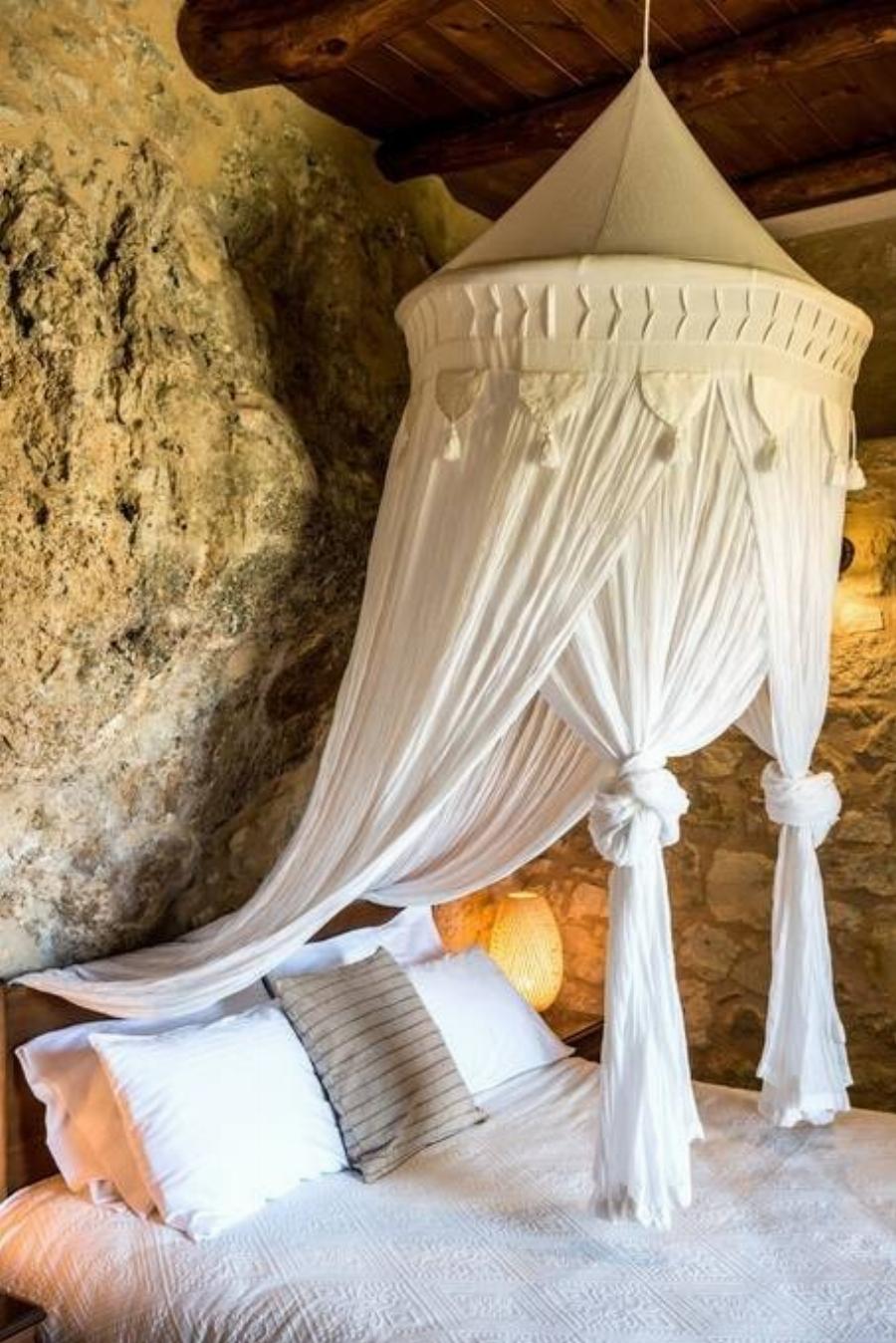 Ονειρεμένο σπίτι: Κρητικός αγοράζει σπηλιά μέσα σε βράχο, την μετατρέπει σε σπίτι και την νοικιάζει στο Airbnb 50 ευρώ το βράδυ