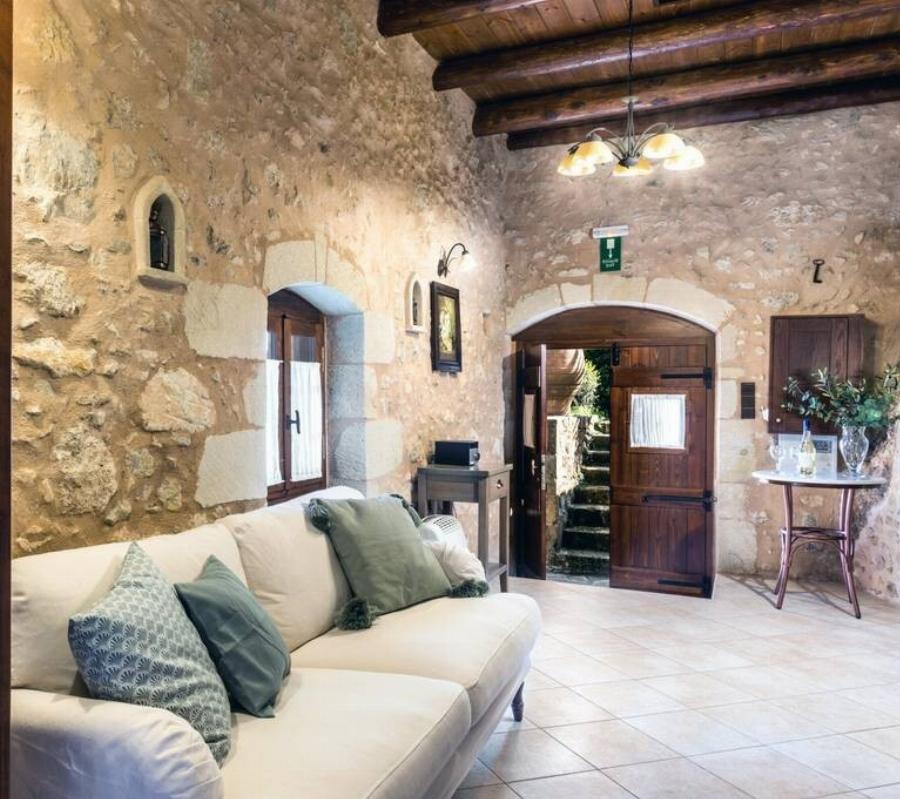 Ονειρεμένο σπίτι: Κρητικός αγοράζει σπηλιά μέσα σε βράχο, την μετατρέπει σε σπίτι και την νοικιάζει στο Airbnb 50 ευρώ το βράδυ