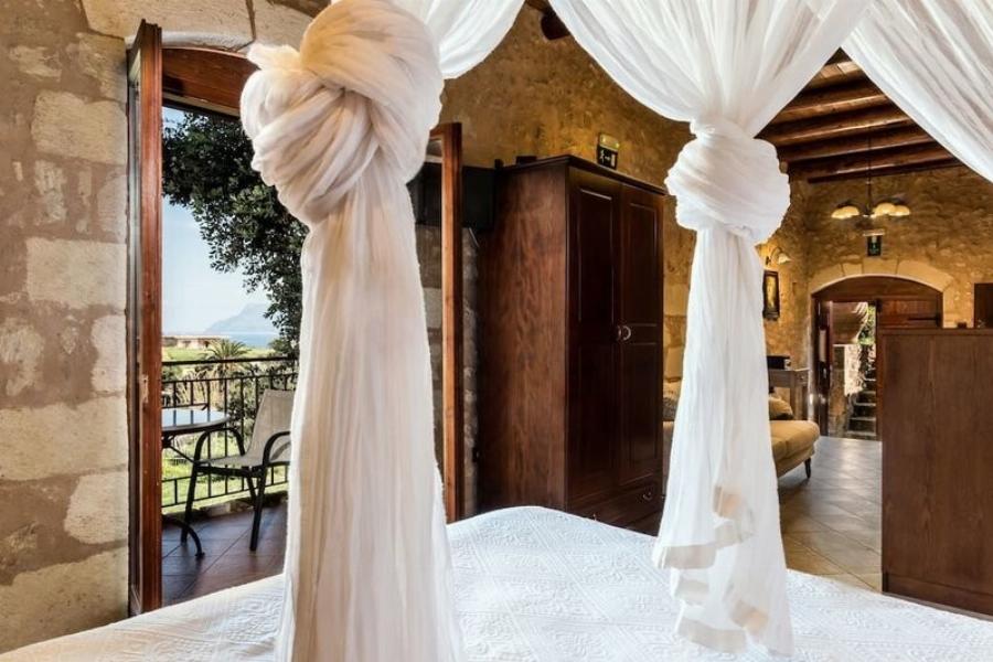 Ονειρεμένο σπίτι: Κρητικός αγοράζει σπηλιά μέσα σε βράχο, την μετατρέπει σε σπίτι και την νοικιάζει στο Airbnb 50 ευρώ το βράδυ