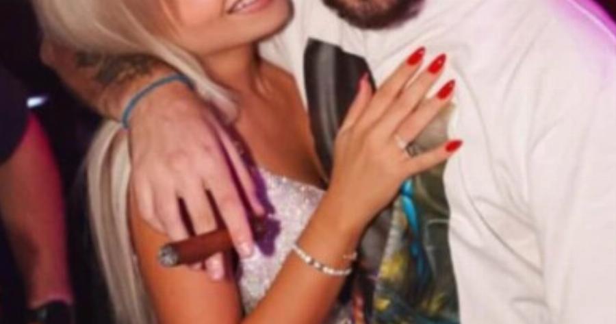 Πασίγνωστος Έλληνας τραγουδιστής έκανε πρόταση γάμου πάνω στη σκηνή και δάκρυσαν οι θεατές