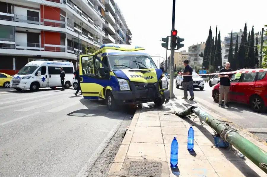 Ασθενοφόρο έπεσε σε κολώνα στο κέντρο της Αθήνας – Πλάκωσε 2 πεζούς