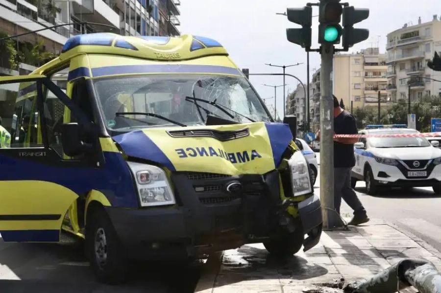 Ασθενοφόρο έπεσε σε κολώνα στο κέντρο της Αθήνας – Πλάκωσε 2 πεζούς