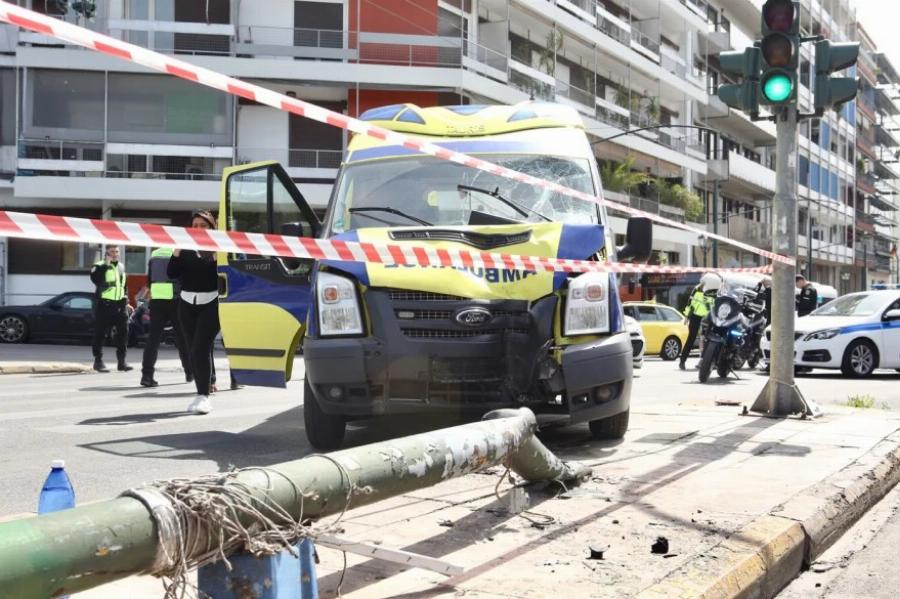 Ασθενοφόρο έπεσε σε κολώνα στο κέντρο της Αθήνας – Πλάκωσε 2 πεζούς
