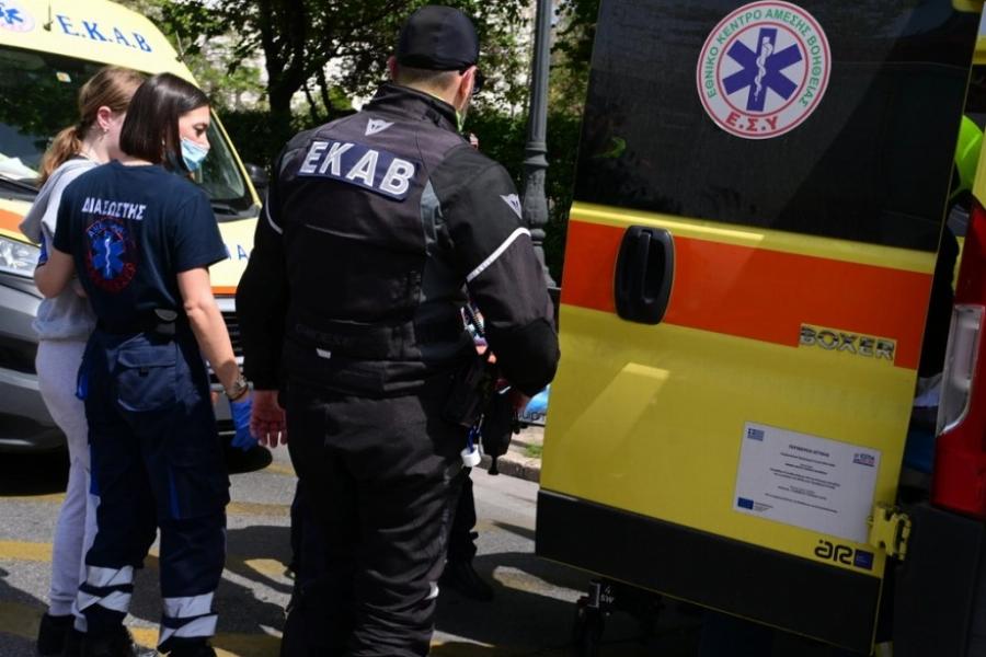 Ασθενοφόρο έπεσε σε κολώνα στο κέντρο της Αθήνας – Πλάκωσε 2 πεζούς
