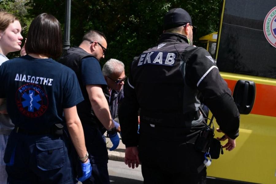 Ασθενοφόρο έπεσε σε κολώνα στο κέντρο της Αθήνας – Πλάκωσε 2 πεζούς