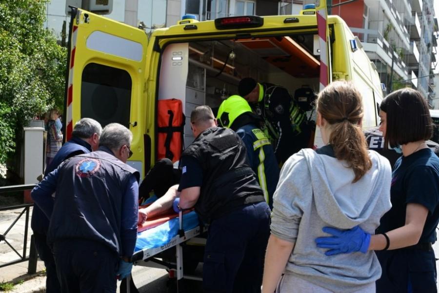 Ασθενοφόρο έπεσε σε κολώνα στο κέντρο της Αθήνας – Πλάκωσε 2 πεζούς