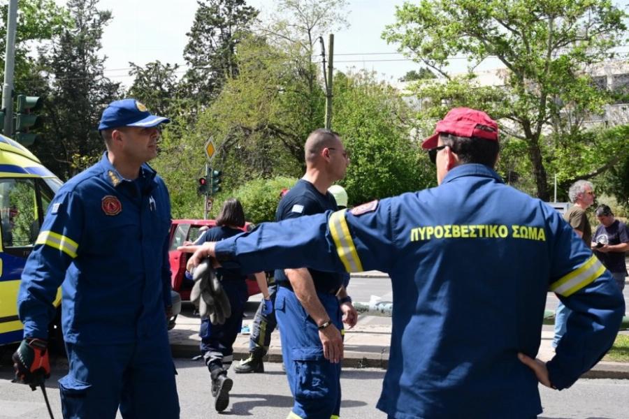 Ασθενοφόρο έπεσε σε κολώνα στο κέντρο της Αθήνας – Πλάκωσε 2 πεζούς