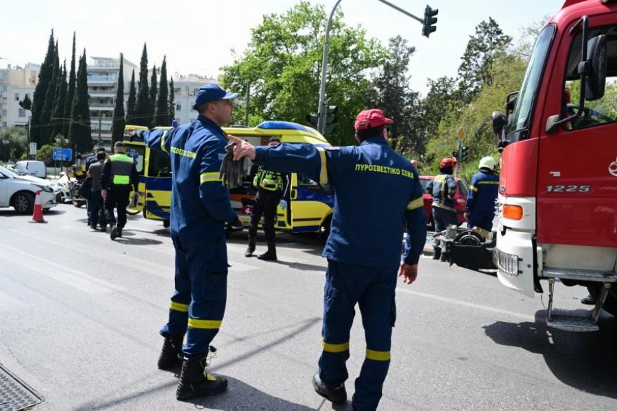 Ασθενοφόρο έπεσε σε κολώνα στο κέντρο της Αθήνας – Πλάκωσε 2 πεζούς