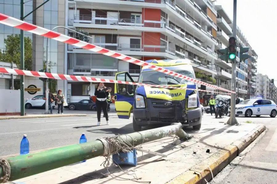 Ασθενοφόρο έπεσε σε κολώνα στο κέντρο της Αθήνας – Πλάκωσε 2 πεζούς