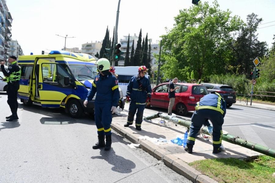 Ασθενοφόρο έπεσε σε κολώνα στο κέντρο της Αθήνας – Πλάκωσε 2 πεζούς