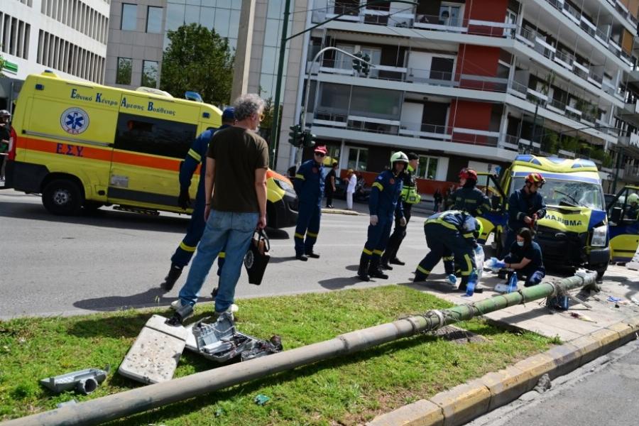 Ασθενοφόρο έπεσε σε κολώνα στο κέντρο της Αθήνας – Πλάκωσε 2 πεζούς