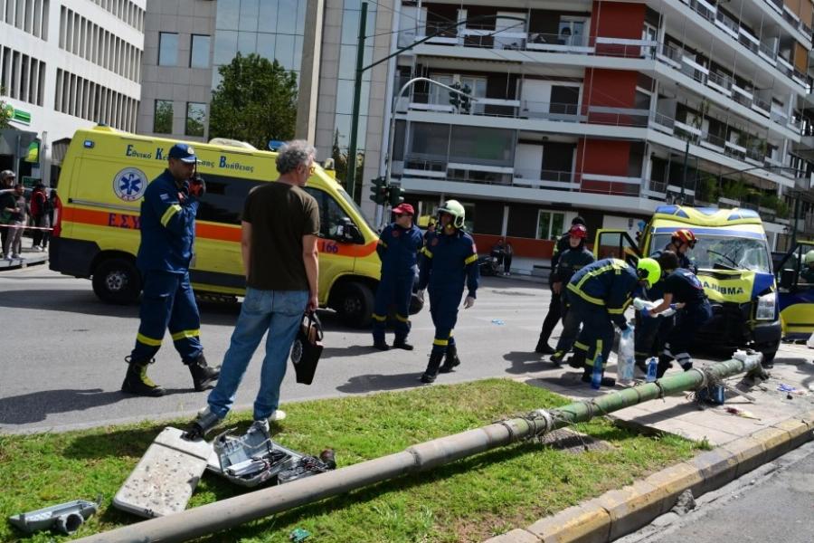Ασθενοφόρο έπεσε σε κολώνα στο κέντρο της Αθήνας – Πλάκωσε 2 πεζούς