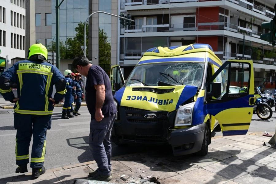Ασθενοφόρο έπεσε σε κολώνα στο κέντρο της Αθήνας – Πλάκωσε 2 πεζούς