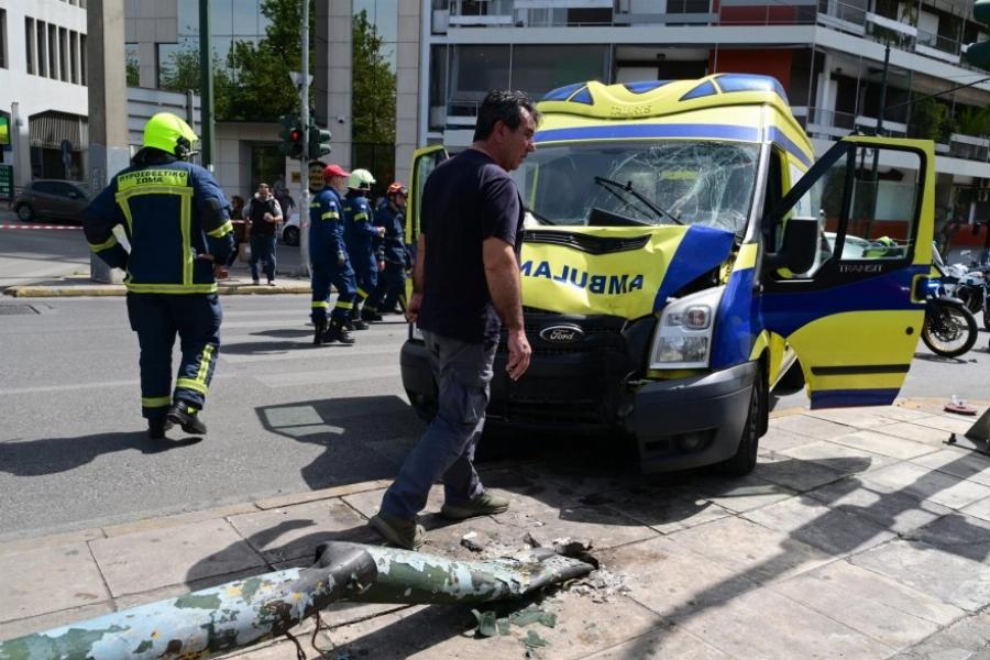 Ασθενοφόρο έπεσε σε κολώνα στο κέντρο της Αθήνας – Πλάκωσε 2 πεζούς