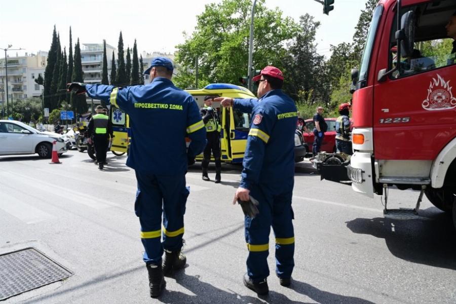 Ασθενοφόρο έπεσε σε κολώνα στο κέντρο της Αθήνας – Πλάκωσε 2 πεζούς