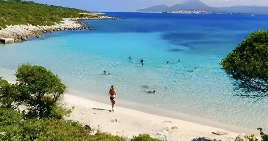 Ζεστά νερά, χωρίς κύμα: Το ελληνικό νησί των 7 κατοίκων έχει 1 παραλία που δεν βρίσκεις ούτε στην Καραϊβική