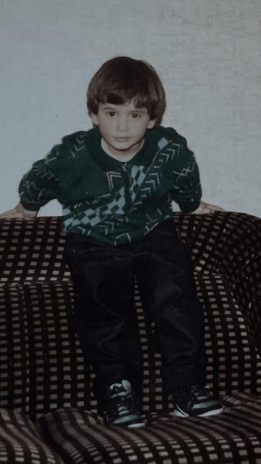 Δεν τον αναγνώρισε κανένας: Το γλυκό αγopάκι που ποζάρει στη φωτογραφία, σήμερα είναι ο πιο όμορφος Έλληνας ηθοποιός, τον βλέπουν και λιώνουν οι γυναίκες