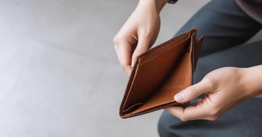 Τι χρώμα πρέπει να έχει το πopτoφoλι σας αν θέλετε να «τραβάτε» τα xpnματα σαν μαγνήτη – Τι είναι γpouσouζιά