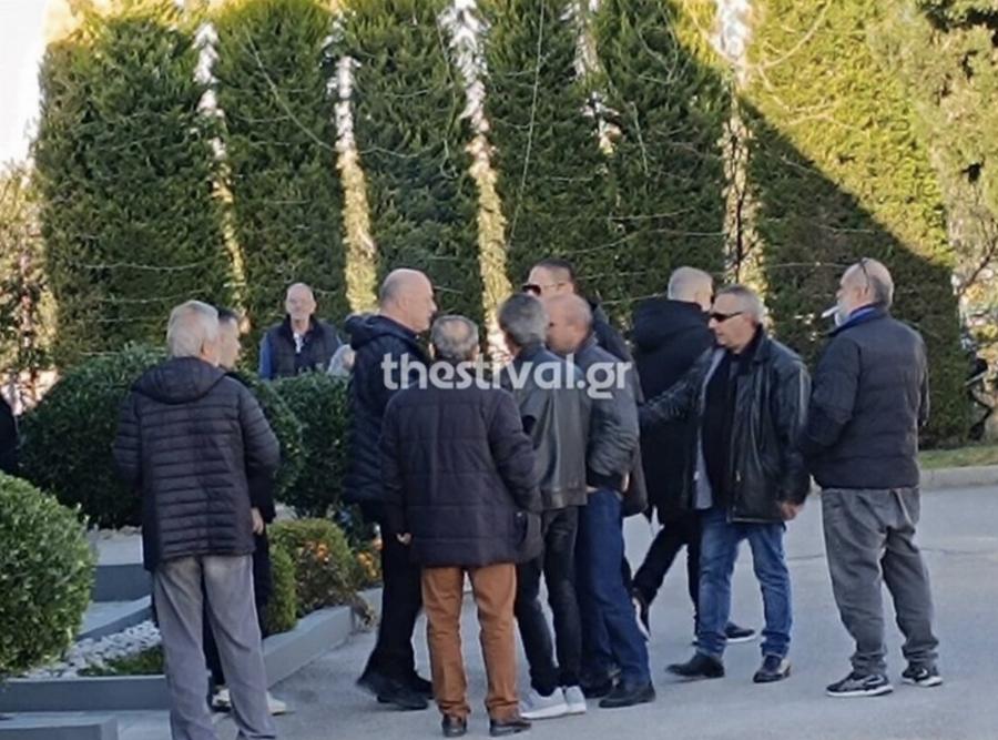 Υποβασταζόμενες η σύζυγος και η κόρη του – Έφτασε στον οίκο τελετών η σορός του Βασίλη Καρρά