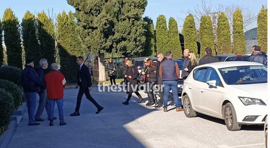 Υποβασταζόμενες η σύζυγος και η κόρη του – Έφτασε στον οίκο τελετών η σορός του Βασίλη Καρρά