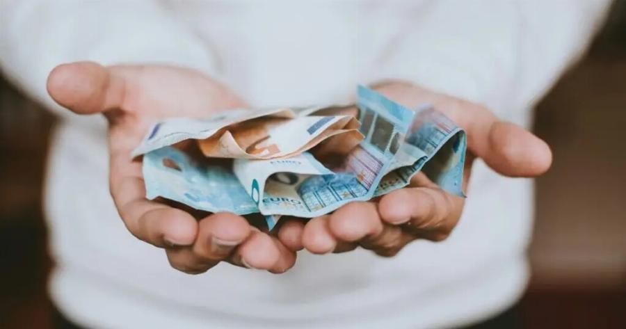 ΜΟΛΙΣ «ΈΣΚΑΣΕ»: ΜΠΑΙΝΟΥΝ 2 ΜΙΣΘΟΊ ΣΕ… ΈΝΑΝ ΜΗΝΑ – ΑΥΤΟΙ ΘΑ ΠΑΡΟΥΝ ΤΑ ΧΡΗΜΑΤΑ