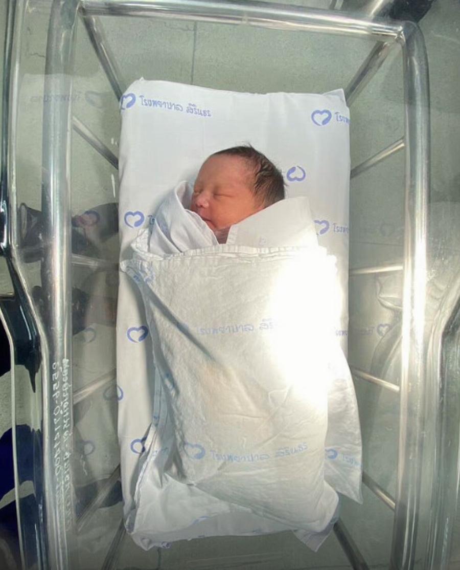 Βίντεο σοκ: Καθαρίστρια βρήκε ζωντανό νεογέννητο μωρό μέσα στο… καζανάκι τουαλέτας