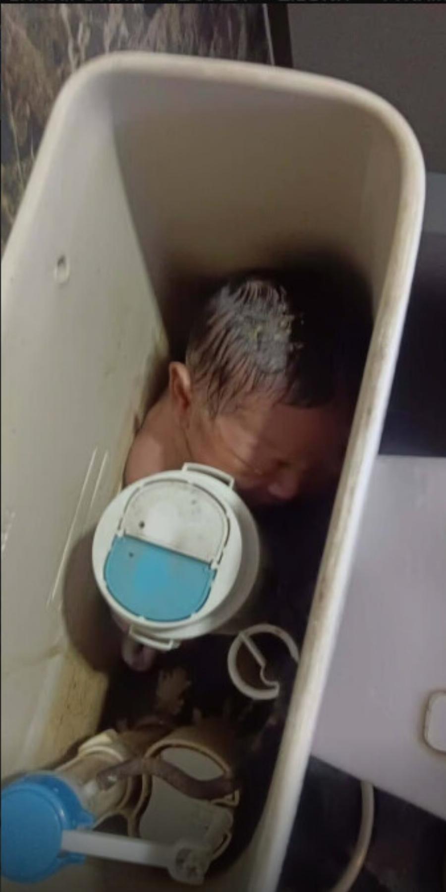 Βίντεο σοκ: Καθαρίστρια βρήκε ζωντανό νεογέννητο μωρό μέσα στο… καζανάκι τουαλέτας