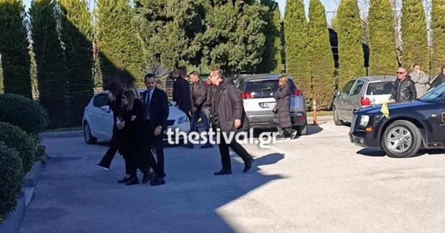 Υποβασταζόμενες η σύζυγος και η κόρη του – Έφτασε στον οίκο τελετών η σορός του Βασίλη Καρρά