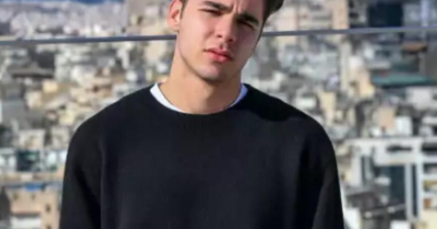 O Παρασκευάς από τη «Γη της Ελιάς» τραγουδά Μητροπάνο και κάνει τις θαυμάστριες να λιώνουν