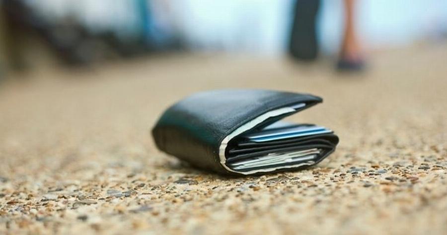 Ραγδαίες εξέλιξεις: Συνελήφθη 42χρονος επειδή βρήκε πορτοφόλι με 2.500 ευρώ και το κράτησε