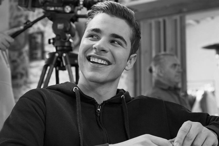 O Παρασκευάς από τη «Γη της Ελιάς» τραγουδά Μητροπάνο και κάνει τις θαυμάστριες να λιώνουν