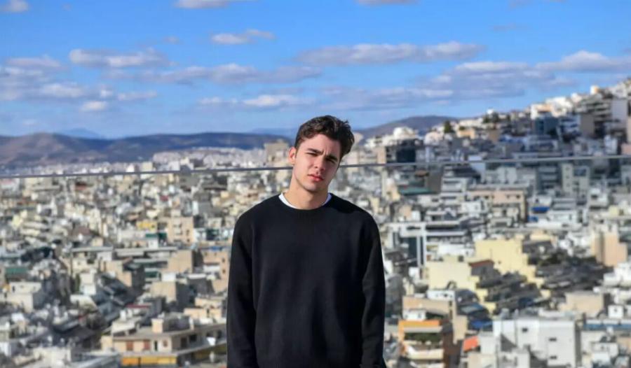 O Παρασκευάς από τη «Γη της Ελιάς» τραγουδά Μητροπάνο και κάνει τις θαυμάστριες να λιώνουν