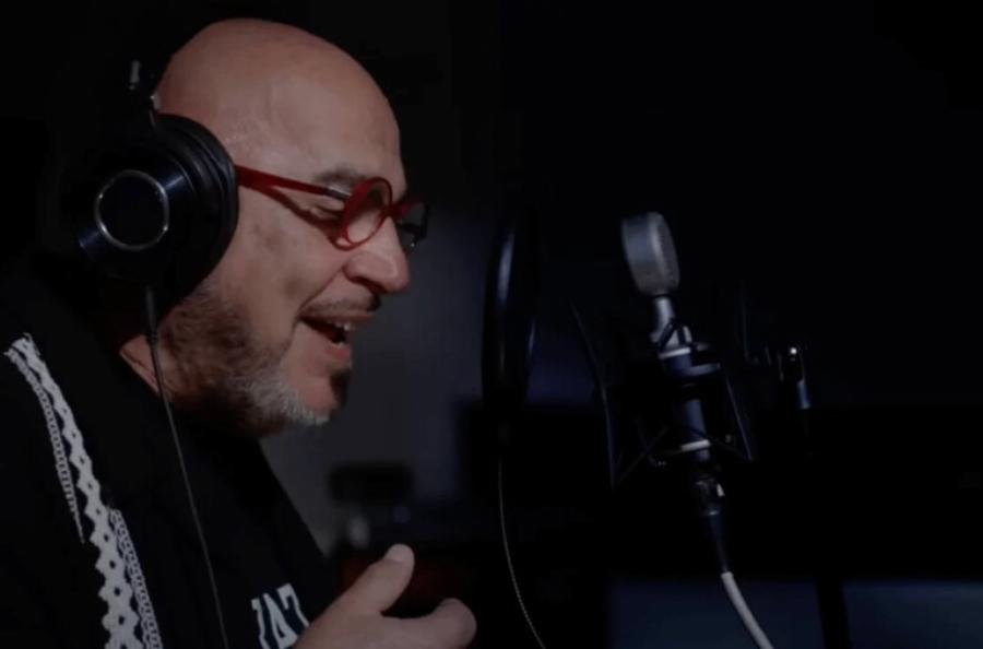 Το τραγούδι έχει τίτλο «στου ουρανού τις ράγες»