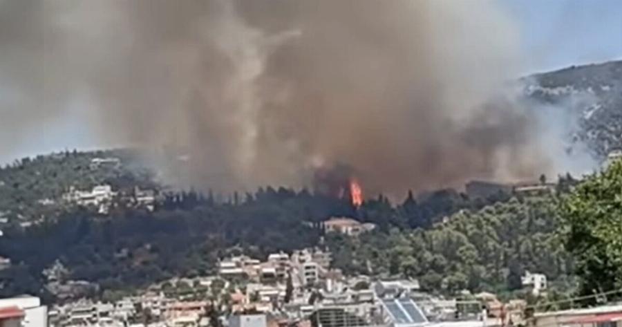 Ανεξέλεγκτη η φωτιά στην Πάτρα: Καίει πολύ κοντά σε σπίτια – Ποιες περιοχές εκκενώνονται άμεσα