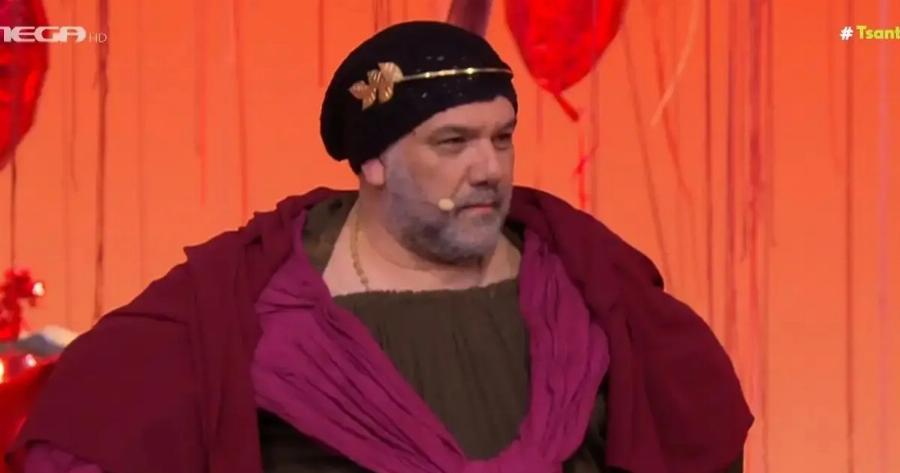 Γρηγόρης Αρναούτογλου: Εμφανίστηκε ντυμένος ως Πυθία στο Αλ Τσαντίρι Νιουζ